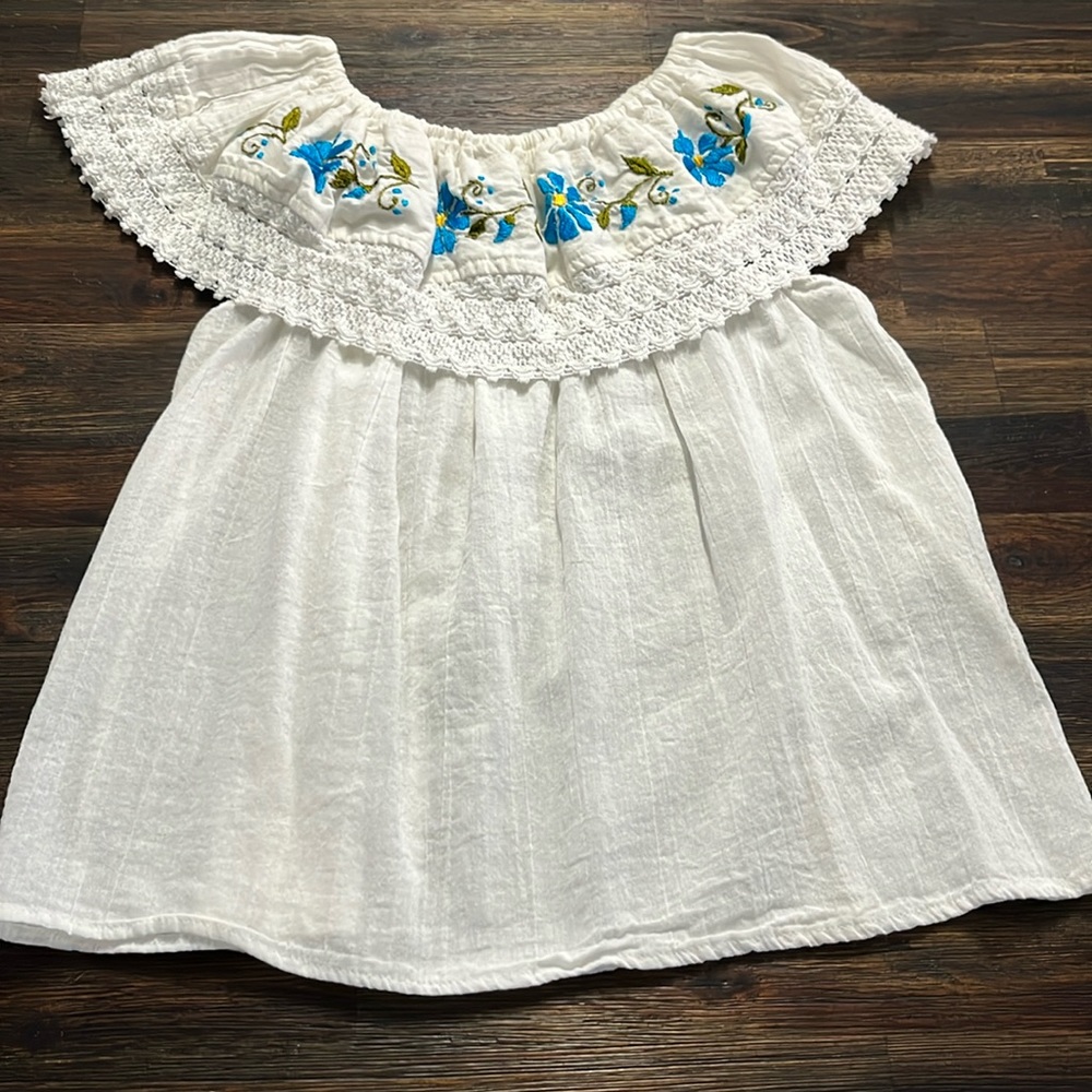 Women’s White hand embroidered shirt from Mexico. Size similar to Small